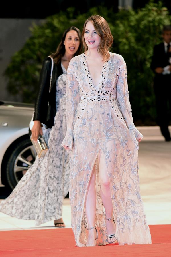 Emma Stone brilló. Espectacular, original, encantadora. Todo eso y más fue la actriz de 29 años ayer durante la presentación de 'The Favourite', la nueva película de Yorgos Lanthimos. Enfundada en un maravilloso diseño de Louis Vuitton con transparencias y bordados en pedrerías.