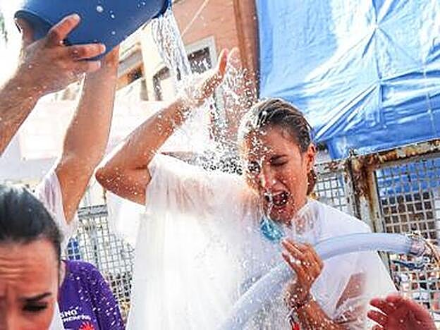 Alba Carrillo mojándose.