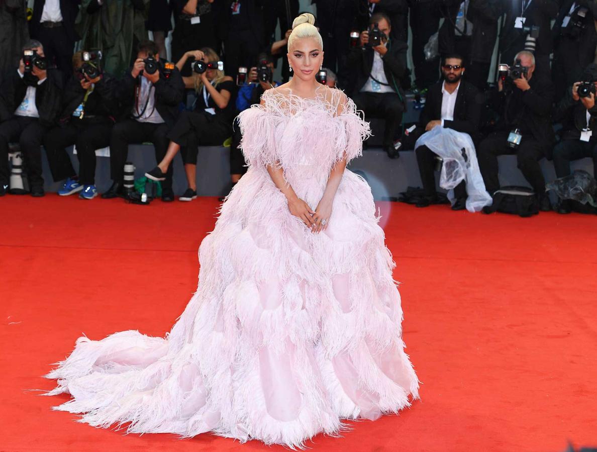Lady Gaga es la estrella que necesitaba esta alfombra roja. Y no defraudó. Con este vestido de Valentino, cuajado de plumas rosasa, dejó con la boca abierta a público y prensa. Como reza el título de la película que protagoniza: ha nacido una estrella.