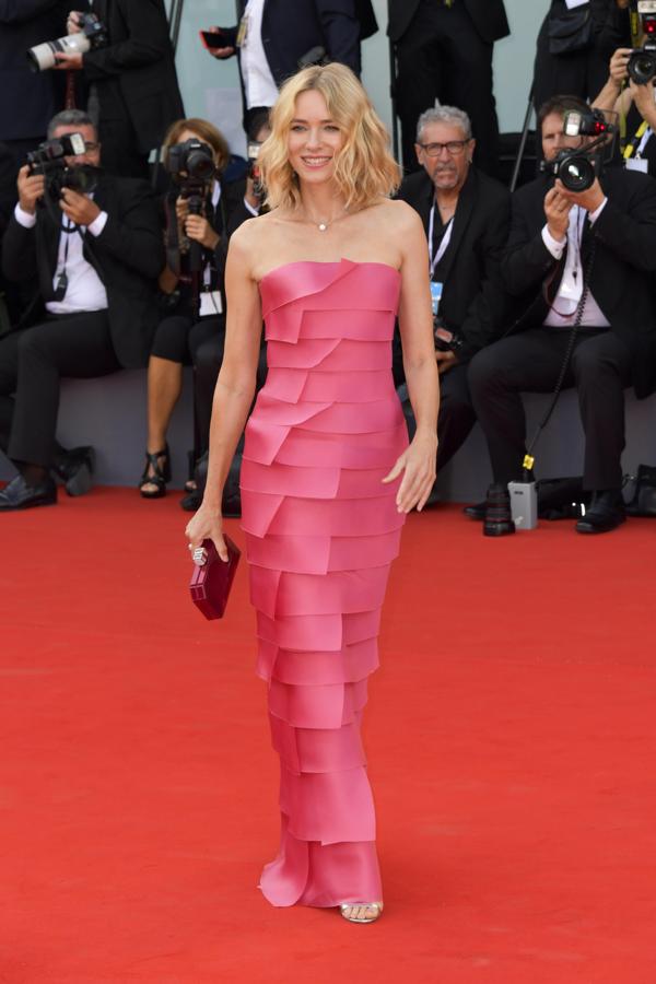 Naomi Watts o cómo ser la más elegante. No hay duda que la actriz de 49 años domina el arte del buen vestir. Siempre sonriente, siempre simple y siempre acierta. La británica acudió a la primera jornada del Festival de Venecia enfundada en un maravilloso vestido rosa de Armani Privé. La pieza de alta costura elaborada en organza no puede ser más favorecedor. Una vez más, Naomi Watts brilla en la alfombra roja.