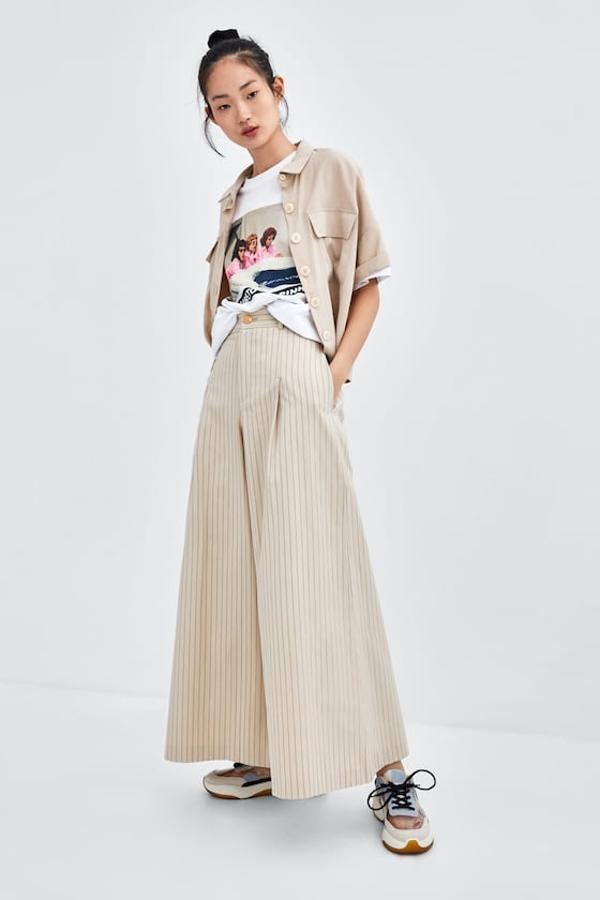 Pantalón con ancho XXL con estampado de rayas en color piedra, 39,95 euros.