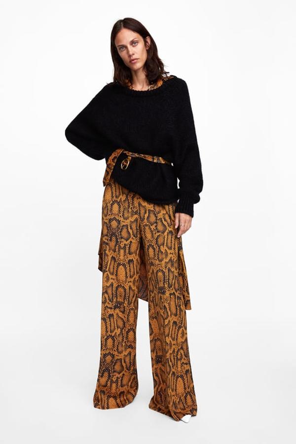 Pantalón con estampado de serpiente en color tostado oscuro, 39,95 euros.