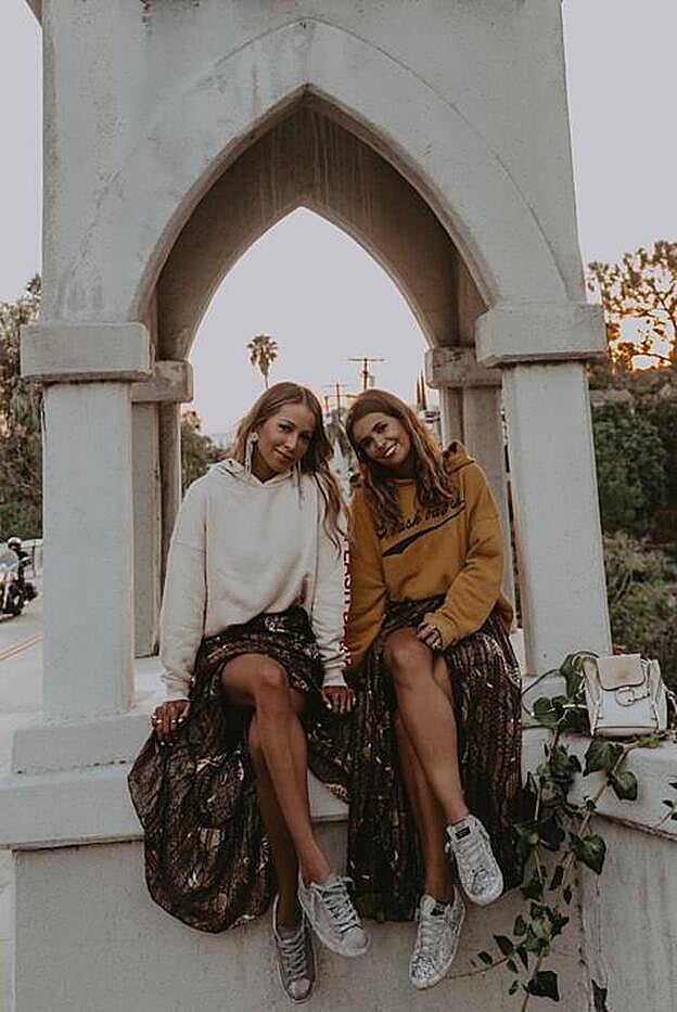 Jules Saldaña y Sara Escudero, con 'total look' de BA&SH