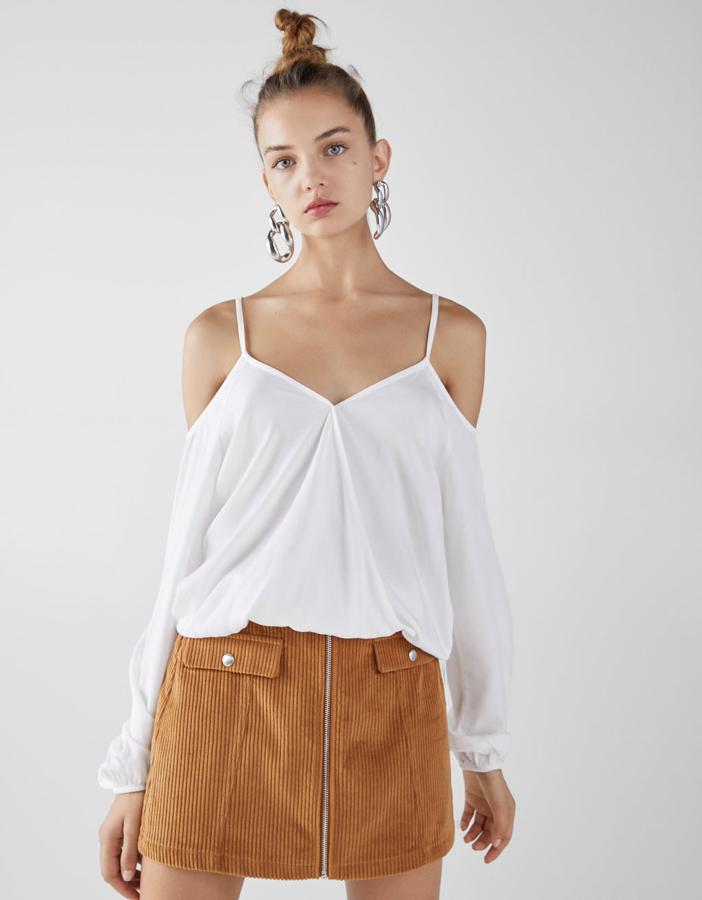 Camiseta off-shoulder en color crudo, 15,99 euros.