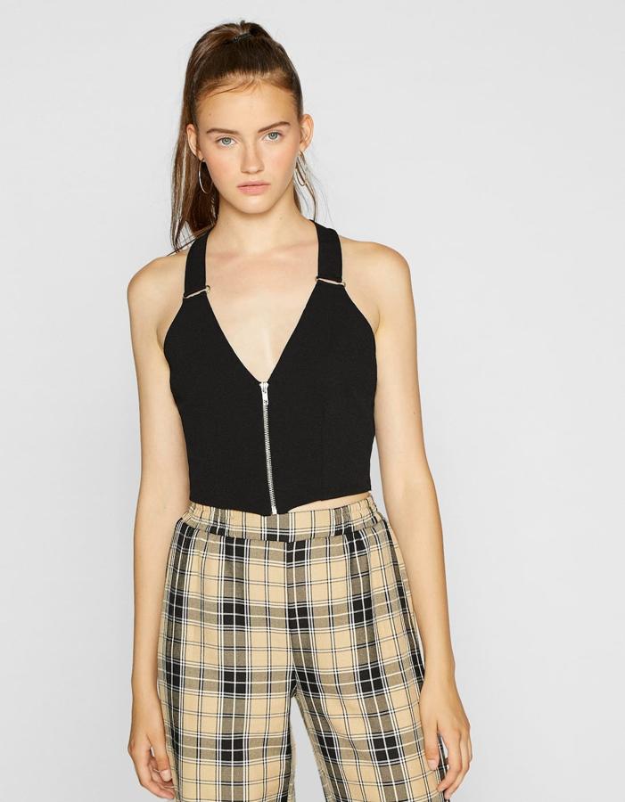 Top crop con cremallera de Stradivarius, 15,99 euros.