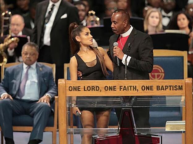 Ariana Grande sorprendida por el gesto del obispo que oficiaba el funeral de Aretha Franklin.
