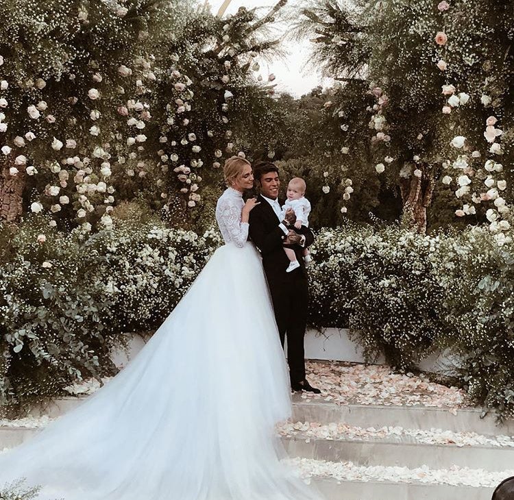 Tierna foto de Chiara, Fedez y Leone. Aquí podemos apreciar el impresionante vestido que ha lucido la bloguera italiana.