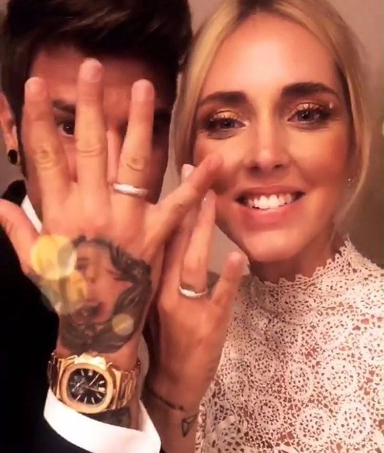 Los recién casados han enseñado orgullosos el anillo de matrimonio que ya lucen en sus manos.