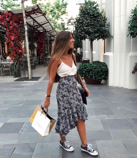 Elisa Serrano, con más de 140 mil seguidores, ha preferido combinarlas con falda midi y blusa blanca. ¡Y las ha llevado para irse de compras!