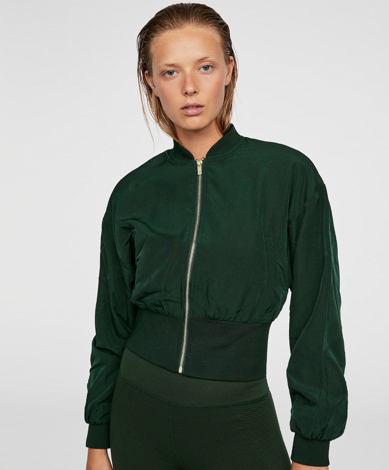 Chaqueta bomber en color verde de Oysho: 29,99 euros.