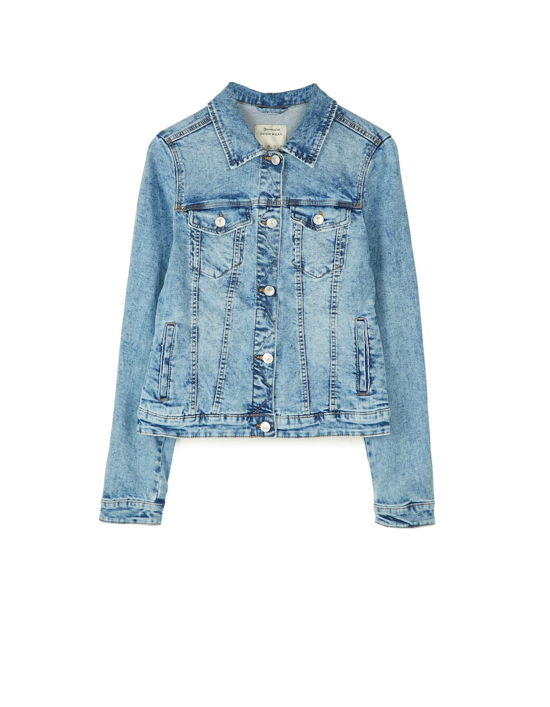 Cazadora tejana corta de Stradivarius: 25,99 euros.