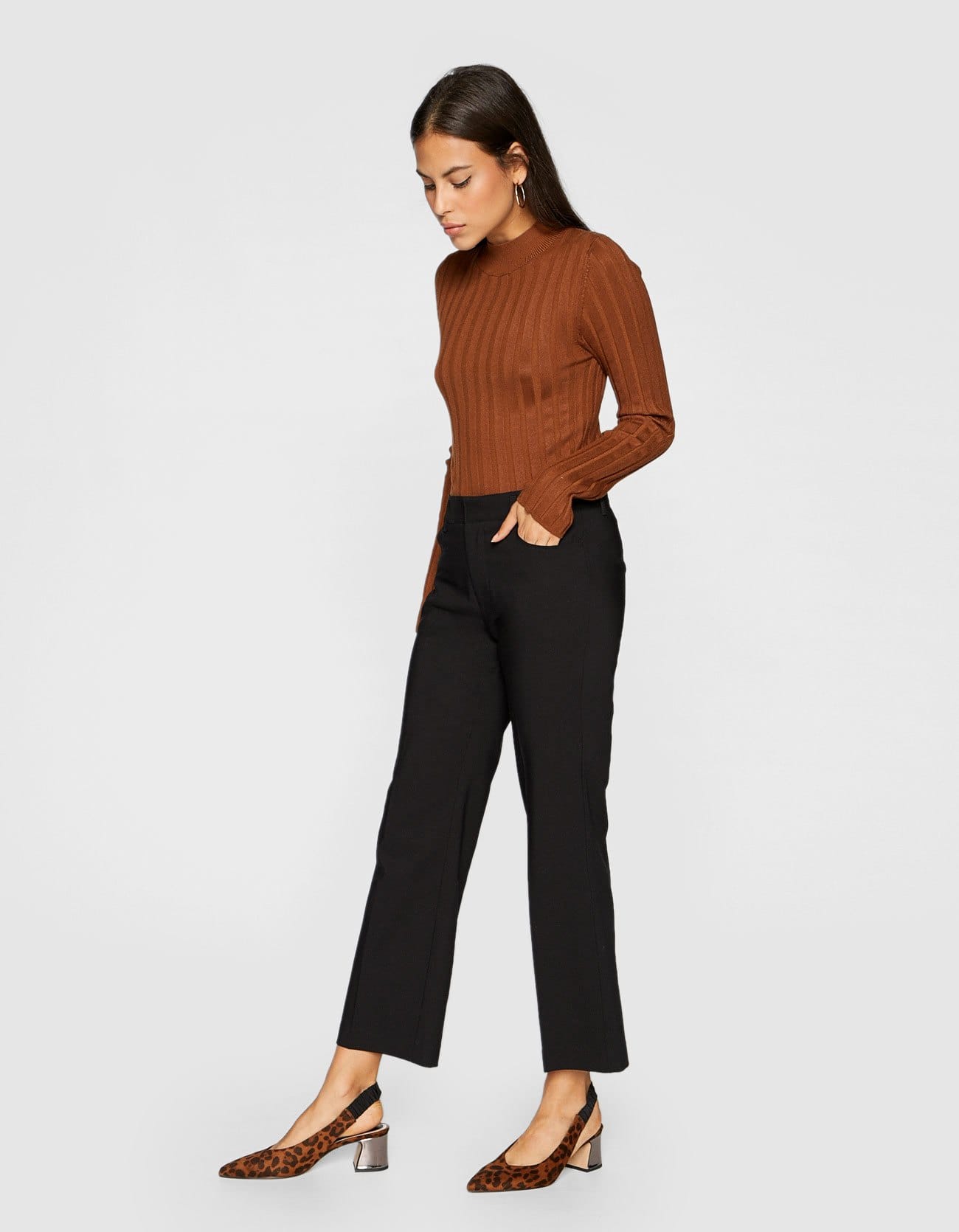 Pantalón de vestir recto de Stradivarius: 19,99 euros.
