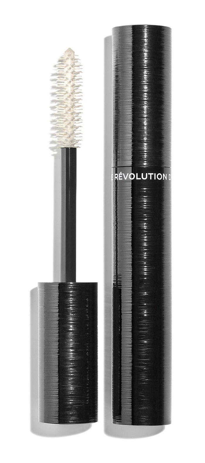 Una máscara de ciencia ficción para tus pestañas. Su cepillo, hecho de un material de alto rendimiento, es el primero de la historia que ha sido creado con una impresora 3D. Y consigue un volumen extremo. Máscara de pestañas Le Volume Révolution de Chanel (37 €).