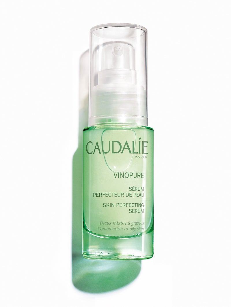 ¿Todavía tienes que lidiar con granitos y acné? Caudalie ha creado un tratamiento en tres pasos con polifenoles de uva, ácido salicílico e hidralato de rosa biológica que va a cambiar la reglas de juego. Sérum Infusión Anti-Imperfecciones Vinopure de Caudalie (30,20 €).