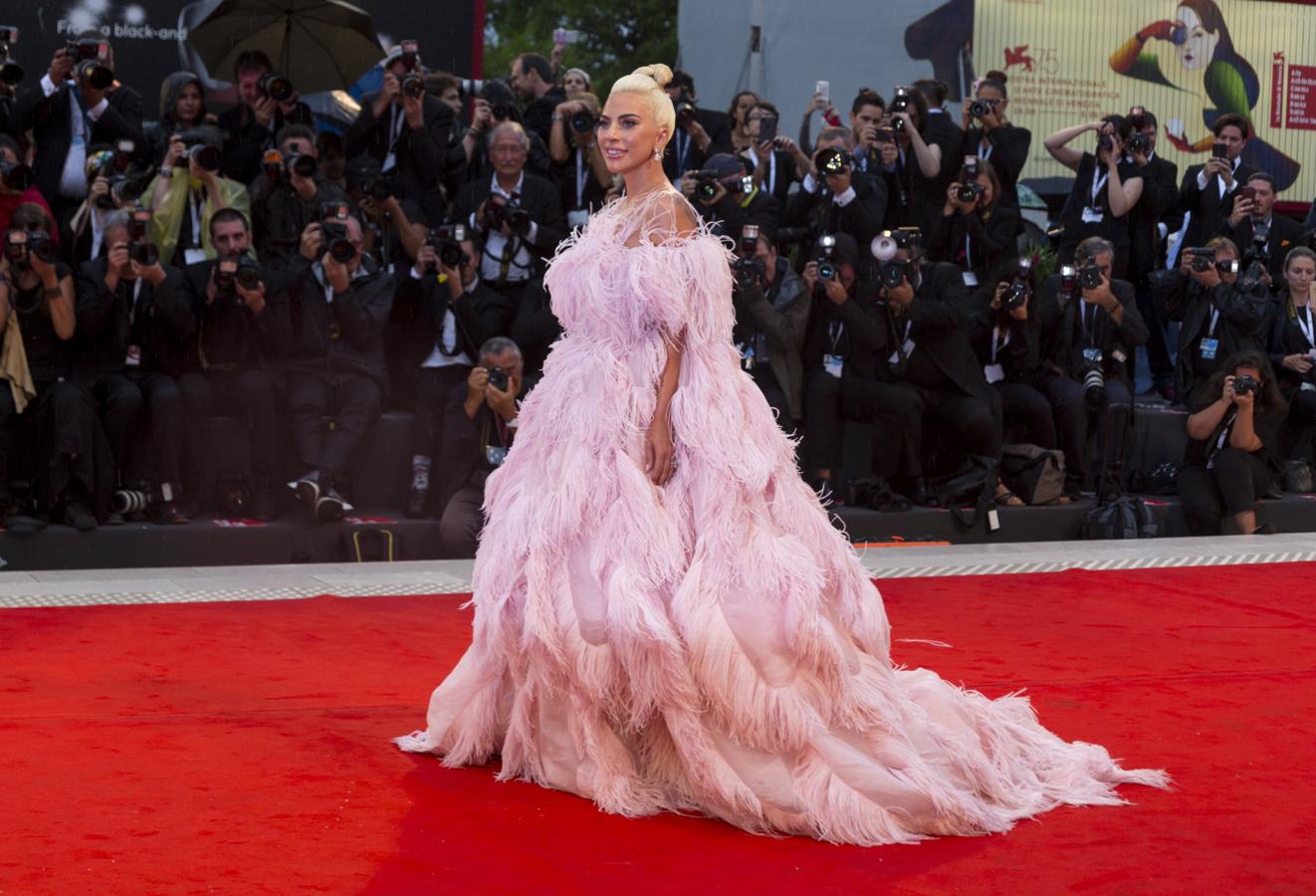 En serio, este puede que sea el vestido más complicado que veamos esta edición de la Mostra de Venecia, y solo Lady Gaga podría llevarlo de esta manera tan impresionante...