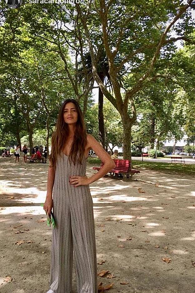 Sara Carbonero con su mono con estampado de rayas de Zara.