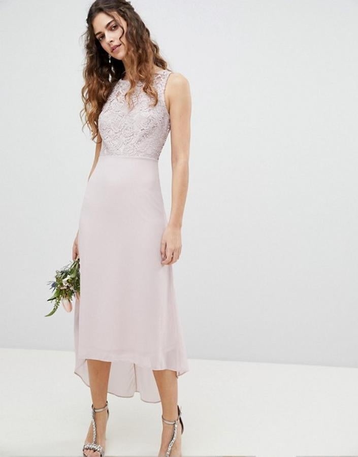 En rosa cuarzo con falda midi asimétrica y cuerpo de encaje brocado. Precio del vestido de invitada: 76.99 euros en Asos.