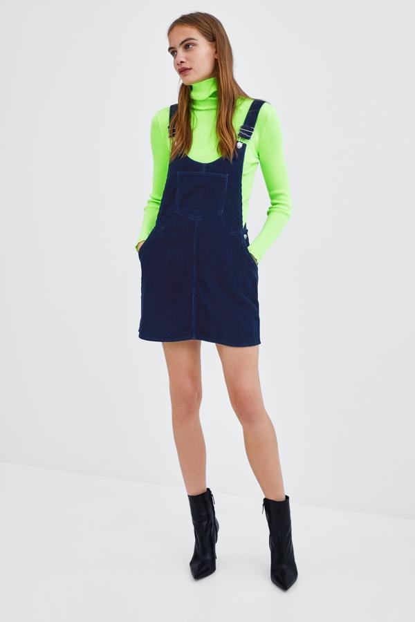 Este peto de minifalda es de Zara (29,95 euros).