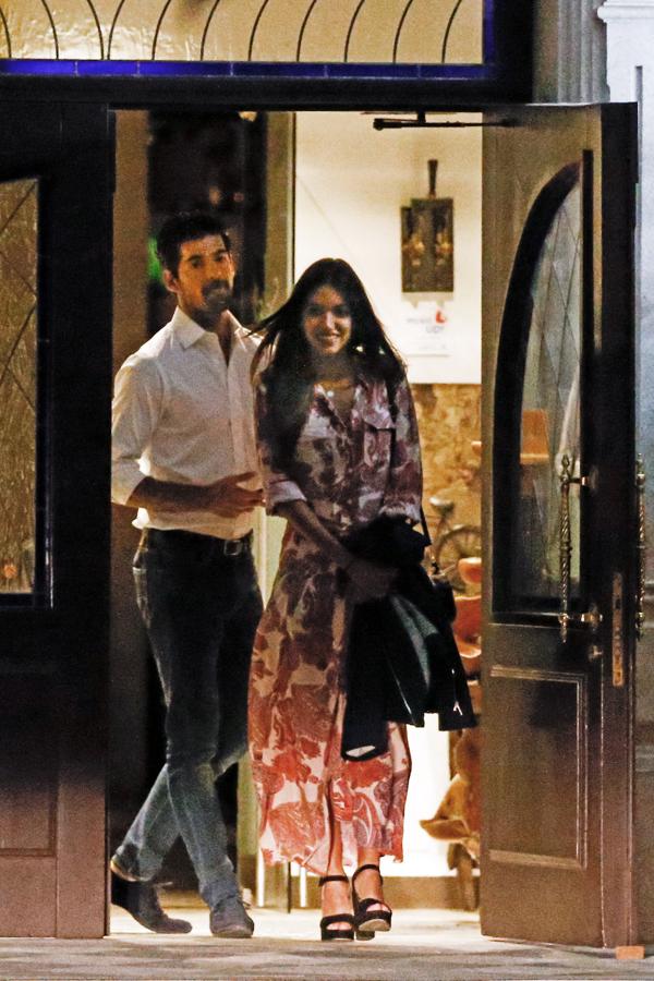 Ana Guerra ha recuperado de su armario un favorecedor maxi vestido camisero con estampado 'paisley' de Zara. Llegó a las rebajas por menos de 10 euros, pero ya está agotado...