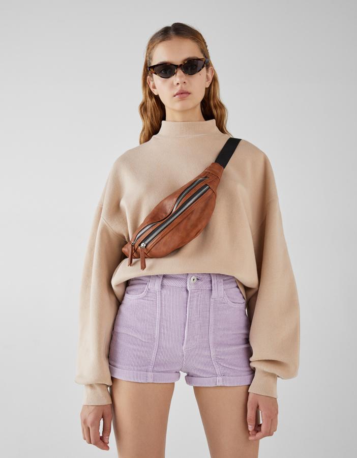 Sí, también en esta prenda ha enncontrado su sitio la pana. Este pantalón mini es de Bershka (19,99 euros).