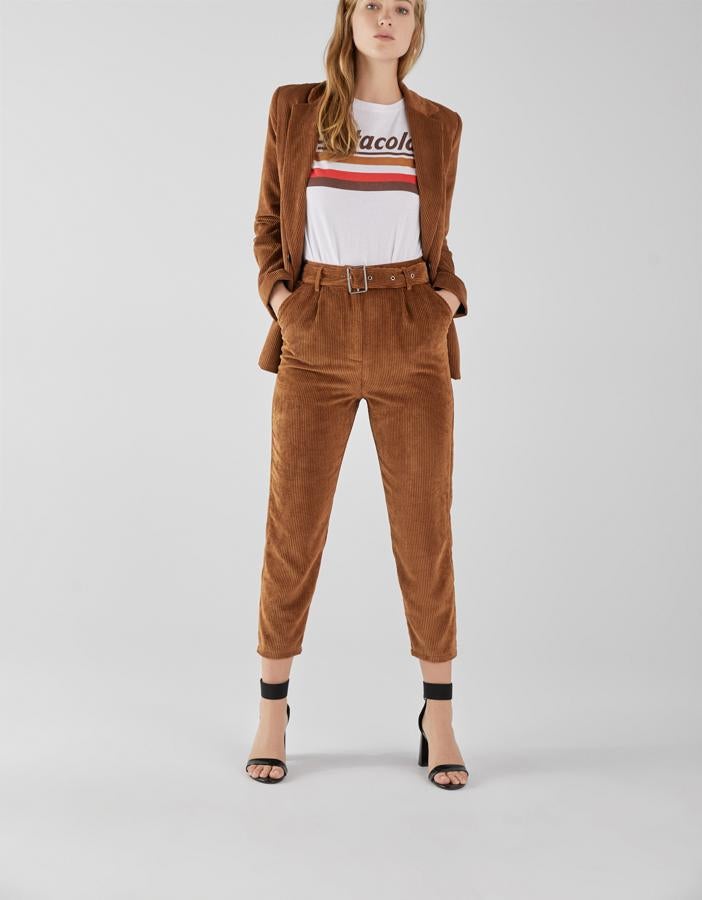 Con cinturón, pantalón de Bershka (25,99 euros).