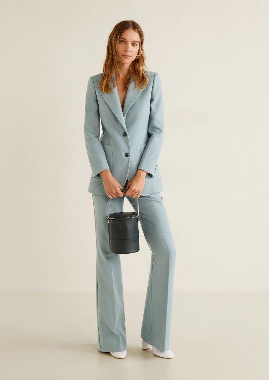 Retro azul. Los ribetes, el pantalón flare, ese azul cian años setenta... A este traje de algodón le sobra personalidad (Mango, 120 euros).