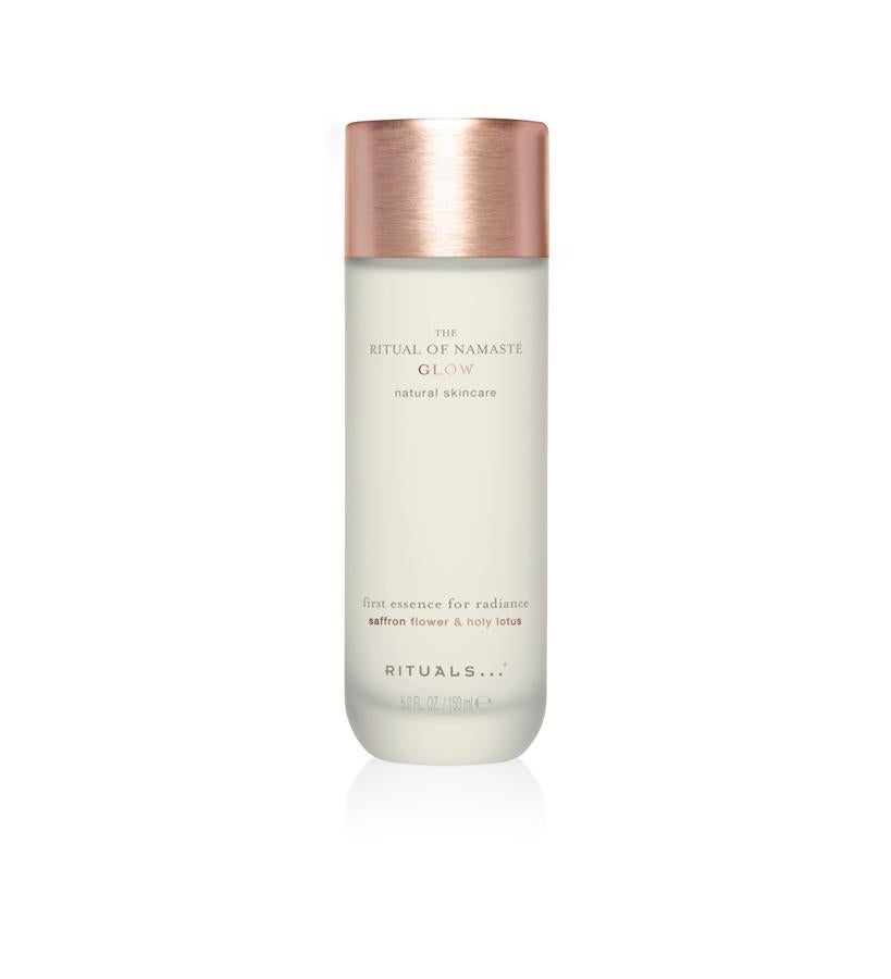 Con activos fermentados de acción probiótica en la piel. First Essence for Radiance de la línea Namaste de Rituals (24,50 €).