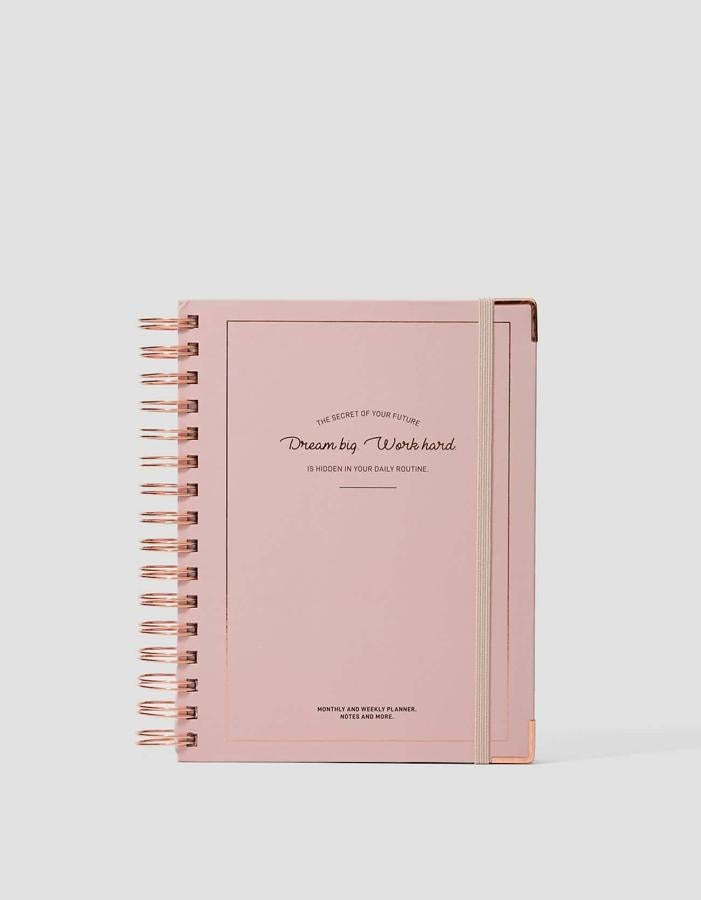 Hay que soñar a lo grande y trabajar duro, como reza esta agenda de Stradivarius (15,99 euros).