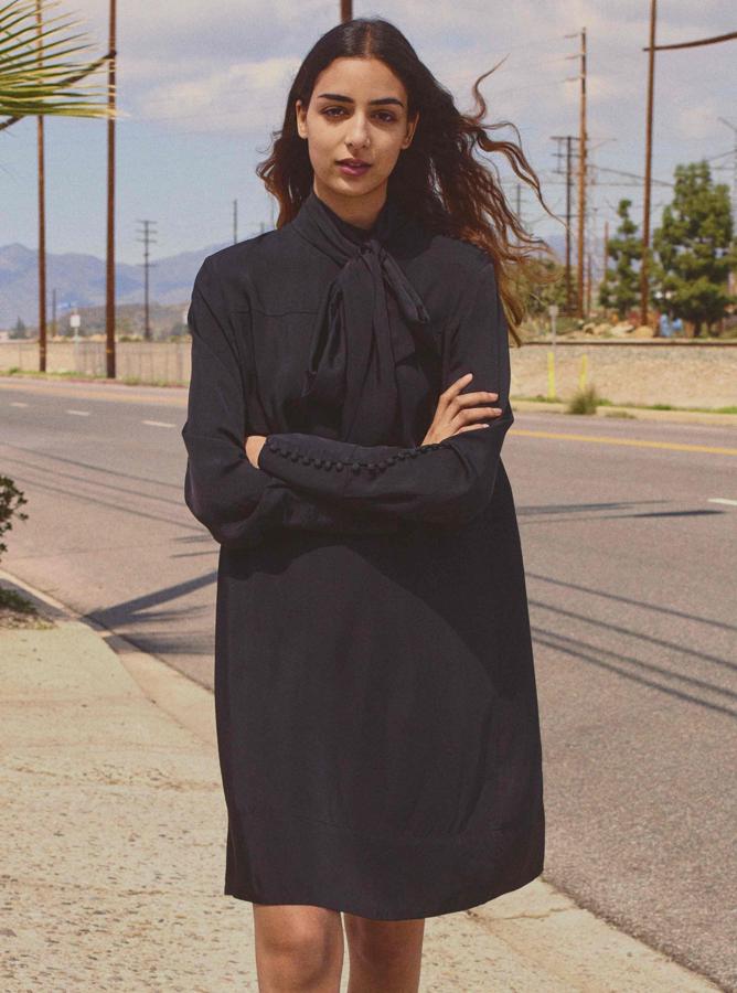 Colección Studio de H&M. Vestido con lazada, 129 euros.