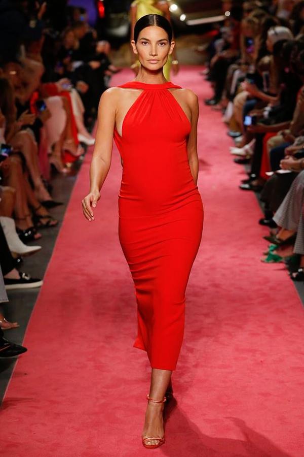 La sorpresa del fin de semana llegaba con Lili Aldridge, que desfilaba embarazada de cinco meses para Brandon Maxwell.