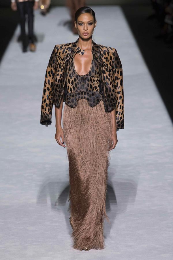 El leopardo vuelve a aparecer como una de las tendencias del verano que viene y Joan Smalls lo defiende así de bien.
