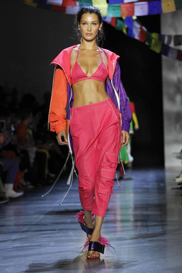 Bella Hadid abría el desfile de Prabal Gurung.