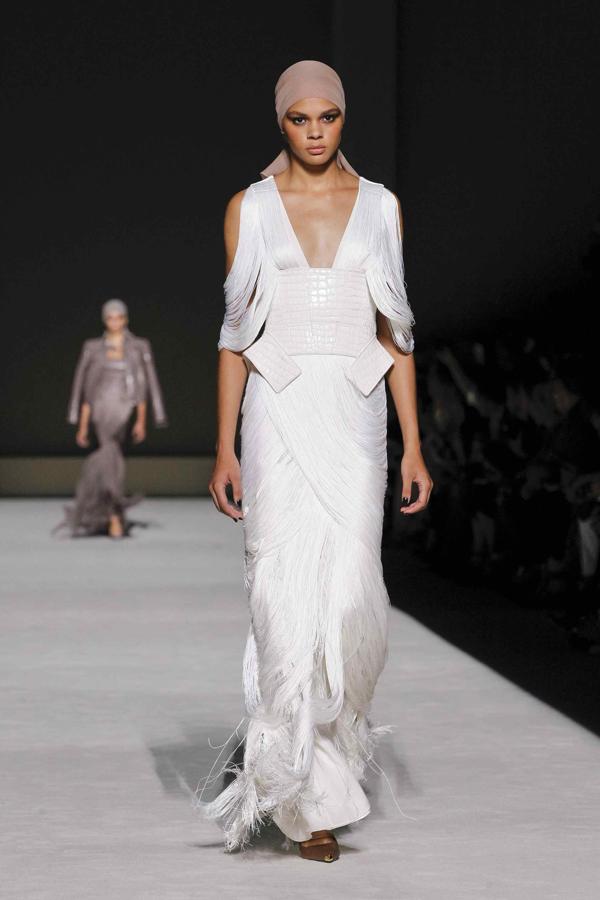 Los flecos aparecían en varias de las prendas del desfile.