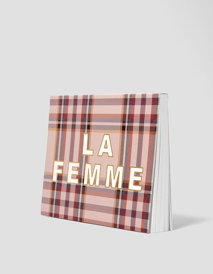 Agenda con cuadros tartán en tonos rosas (5,99 euros).