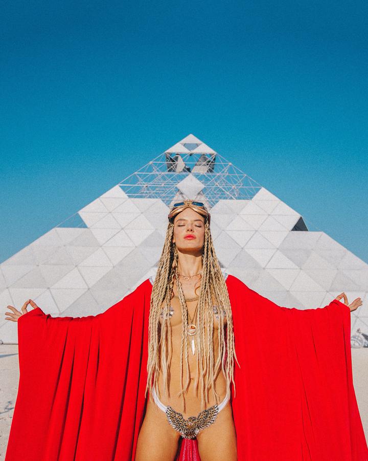 Alessandra Ambrosio ha ascendido de ángel (de Victoria's Secret) a Diosa en el Burning Man Festival.