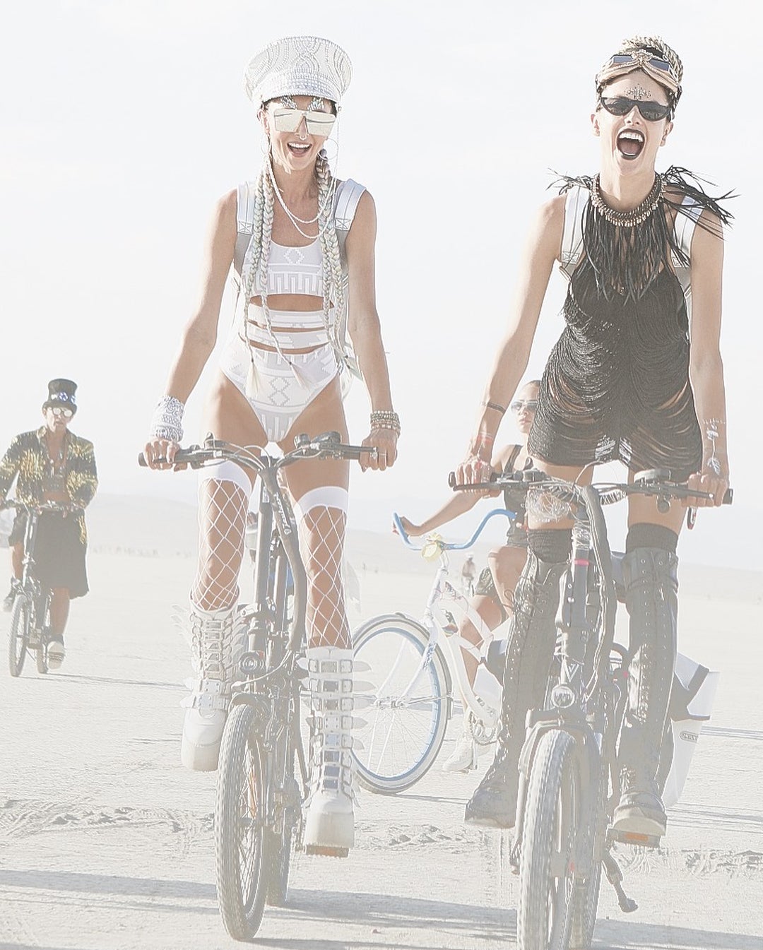 Claro, que luego vemos esta foto, y nos preguntamos: ¿en serio, en bici por el desierto? ¿y con esas botas y esos calcetines 'over the knees'? Porque nosotras no sonreiríamos a carcajadas como Alessandra Ambrosio por miedo a estar masticando polvo durante los próximos siete meses...