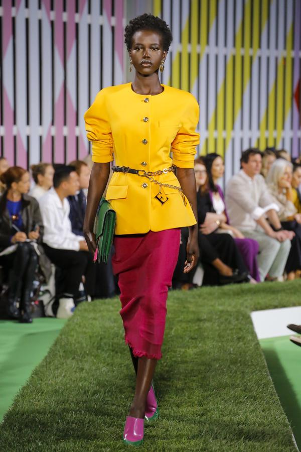 Las chaquetas con hombreras y los cinturones de cadena nos llevan directamente a los 80's más elegantes.