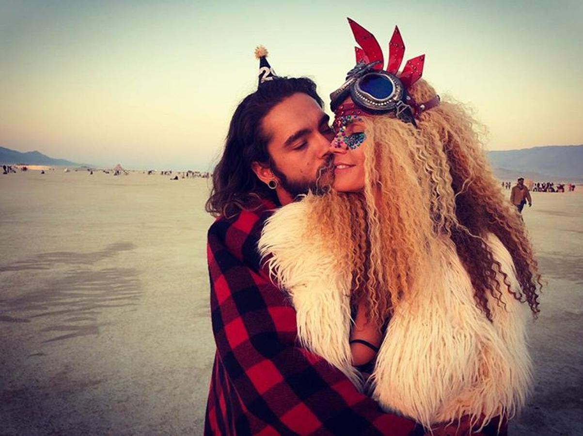 También estaba por el Burning Man Heidi Klum, pero aunque enseñaba pecho y se puso el 'pelo frito' al más puro estilo ochentero, no alcanza las cotas de locura de Alessandra Ambrossio.