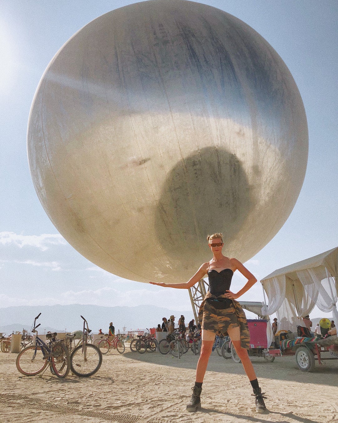 Aquí, Karlie Kloss con look militar, porque claro, el Burning Man bien podría ser un experimiento de la CIA o algo así de loco, y nosotras pensando que era un festival...