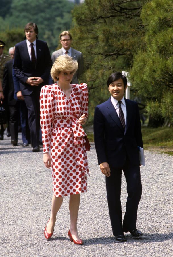 ¡Qué decir de los lunares! Llevan meses siendo el estampado estrella y vistiéndonos con nuestra vis más flamenca tanto para nuestros looks de invitada, como en nuestros 'street styles' con más estilo. Pues bien, esta foto tiene más de 30 años.