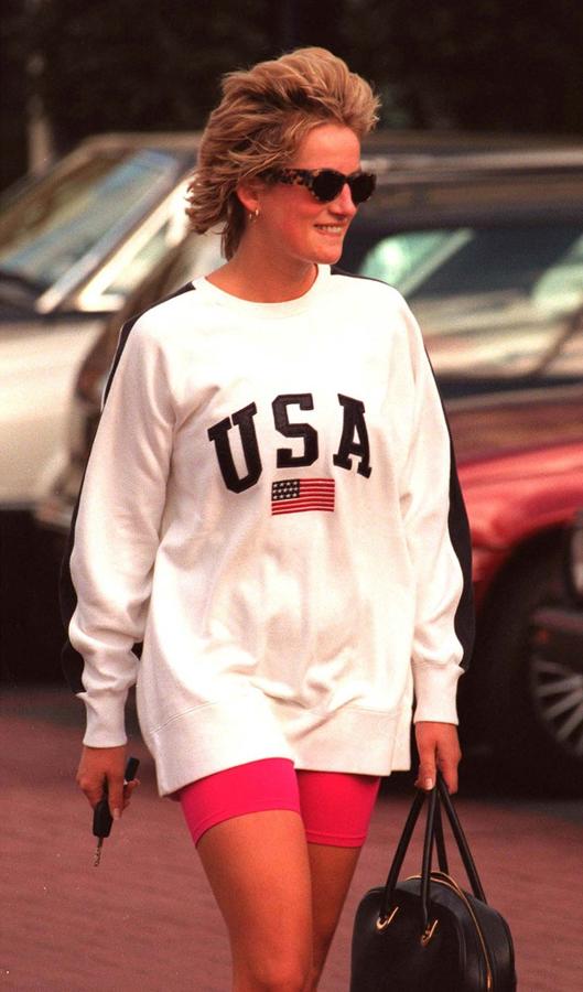 Puede que este look de Lady Di con la famosa sudadera de USA (que, por cierto, acaba de salir a subasta) y mallas ciclistas en rosa flúor sea la tendencia más 2020 que puedas imaginar por obra y gracia de las Kardashian. Pues bien, esta foto tiene más de 25 años...