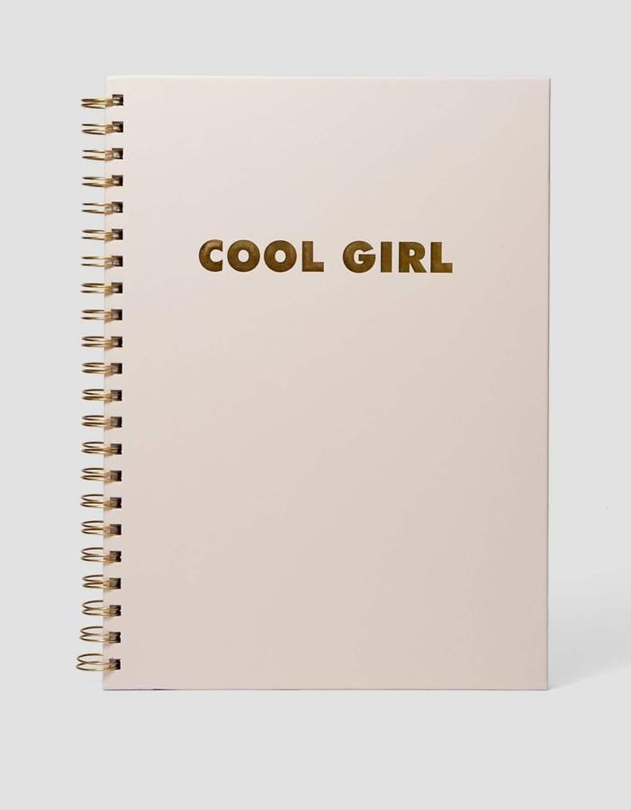 Libreta Cool girl de Stradivarius (7,99 euros).
