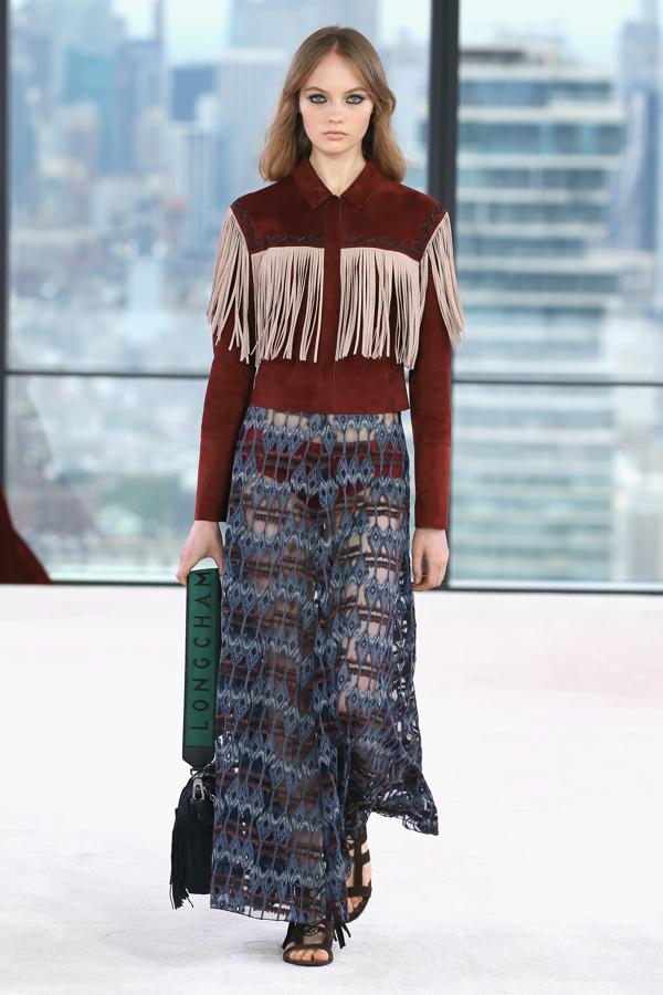 Si solo nos podemos quedar con una clave del desfile de Longchamp es esta: los flecos.