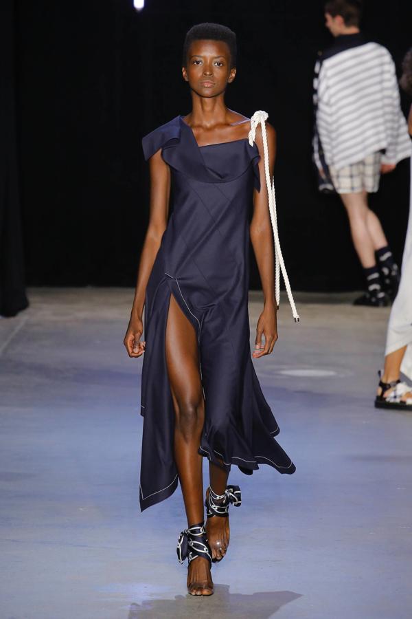 El mar ha sido el protagonista del desfile de Monse. Cuerdas y azul marino, ¿necesitas más pistas?