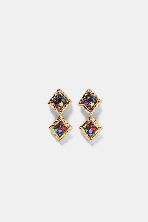 Pendientes de espejos de colores y brillos. Precio;12,95 euros en Zara.