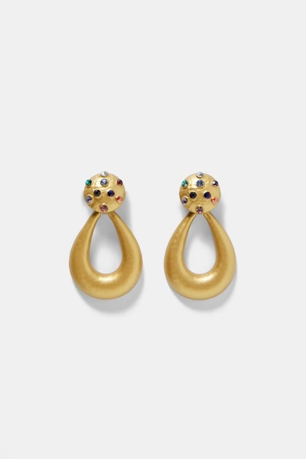 Pendientes con forma de lágrima con detalle de piedras multicolor. Precio: 12,95 euros, en Zara.