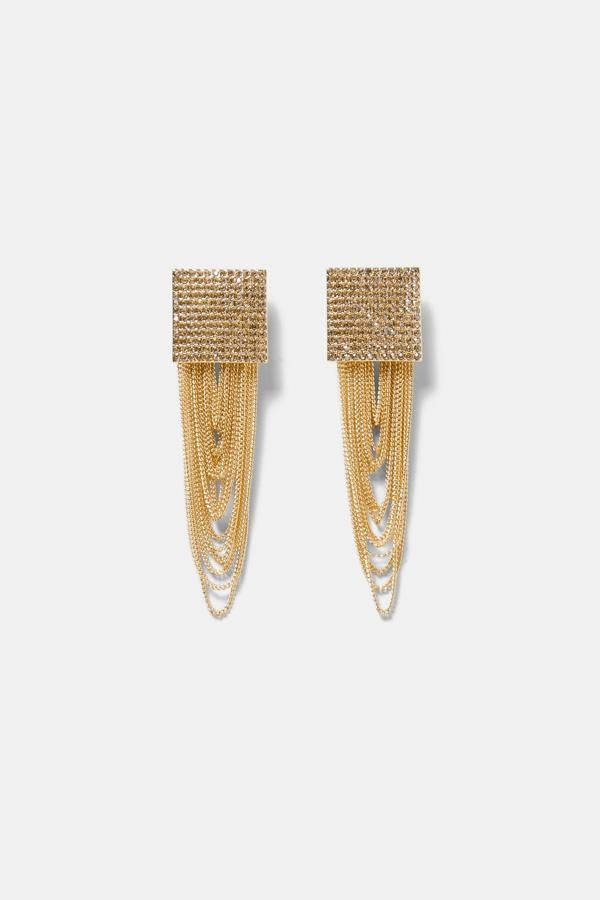 Pendientes colgantes con cuadros con brillo y cadenas doradas. Precio: 12,95 euros, en Zara.