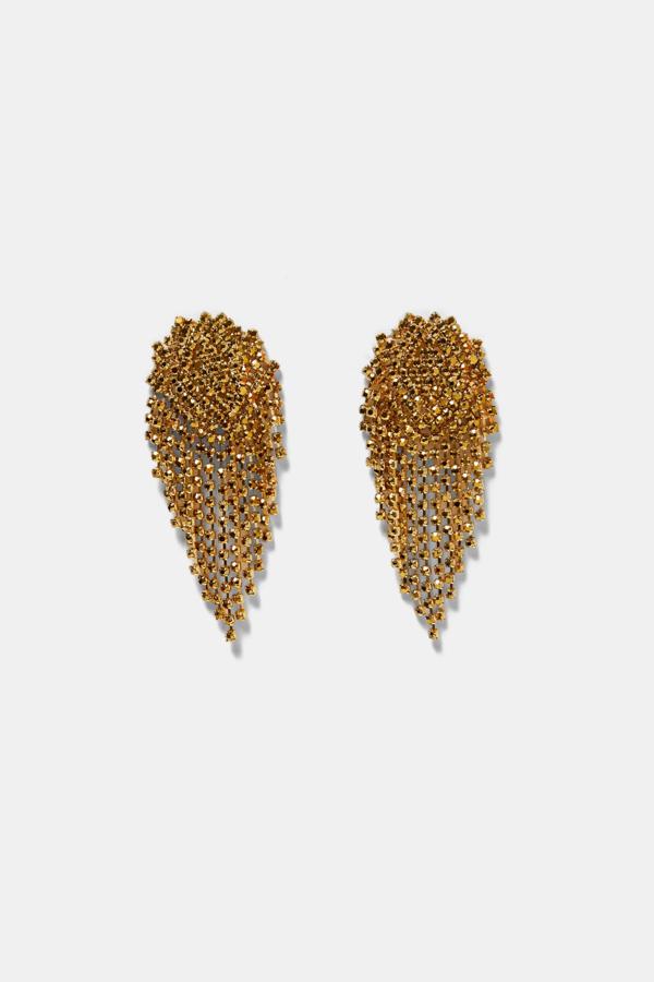 Pendientes colgantes dorados. Precio: 12,95 euros, en Zara.