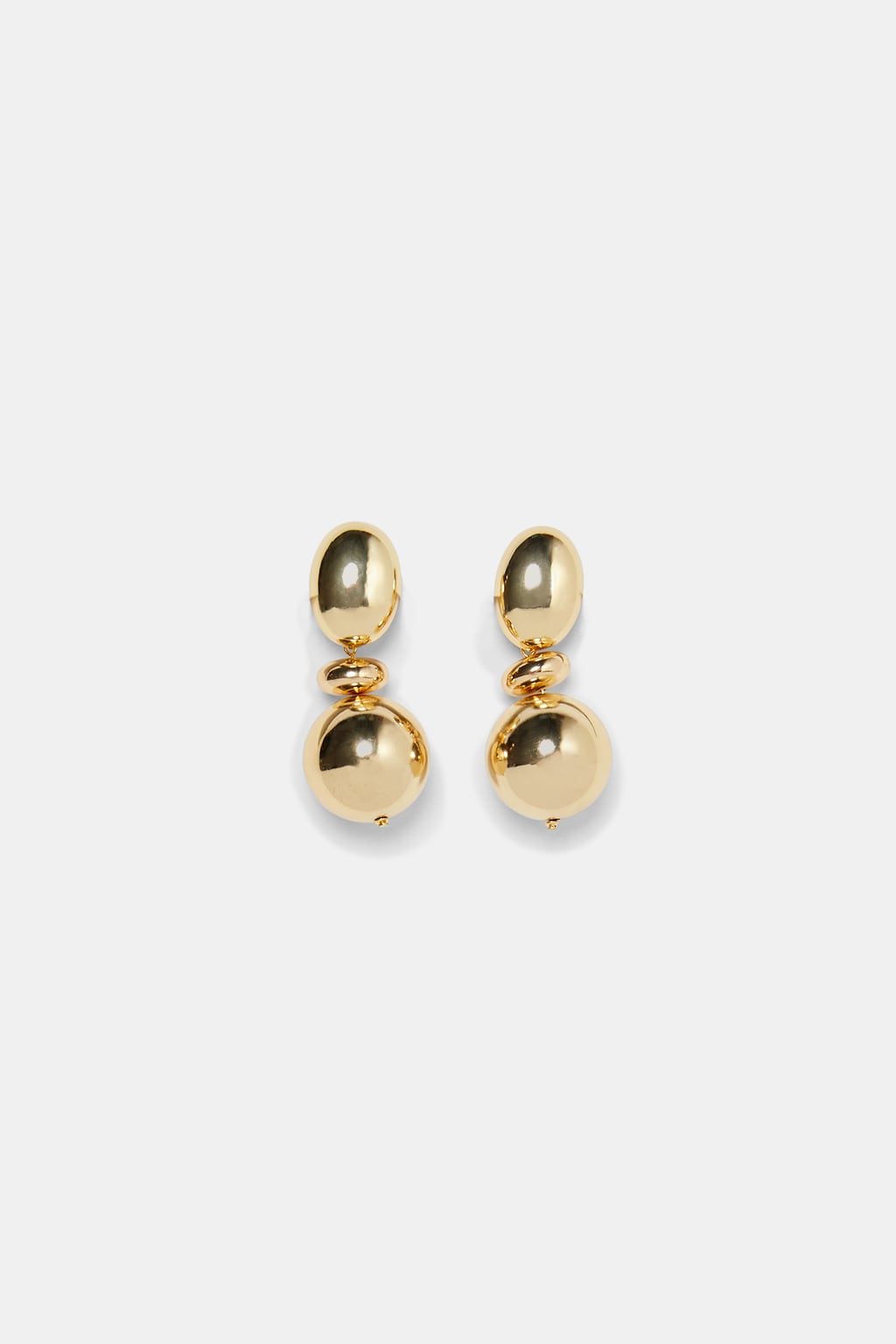 Pendientes concéntricos metal. Precio: 12,95 euros, en Zara.