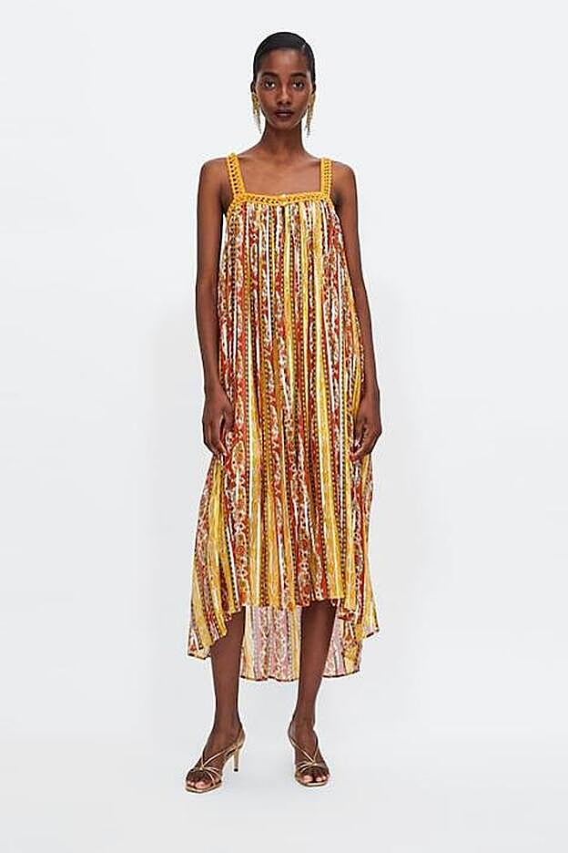 Vestido con diseño laminado y estampado, 39,95 euros.